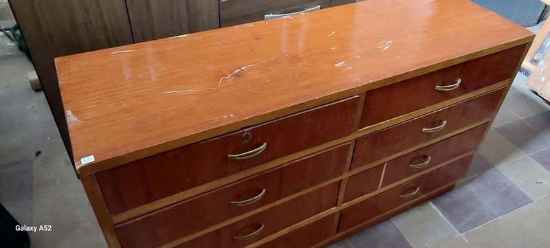 Comoda americana de madera con cinco cajones y tres puertas - imagen 2