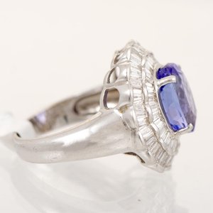 Anillo de Oro 18k con Tanzanita Central y Brillantes Laterales - imagen 2