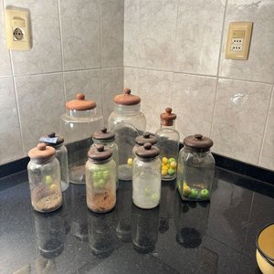 Lote siguiente: 10 Frascos de Vidrio con Tapa de Madera
