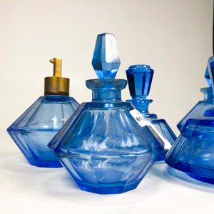 Conjunto de 6 Perfumeros y Polveras de Vidrio Azul Vintage - imagen 3