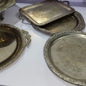 Lote de 11 Fuentes y Bandejas Metálicas con Diseños Trabajados - imagen 5