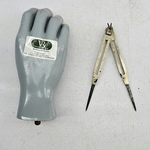 Compás de Proporción en Bronce y Acero con Soporte de Mano Gris - imagen 3