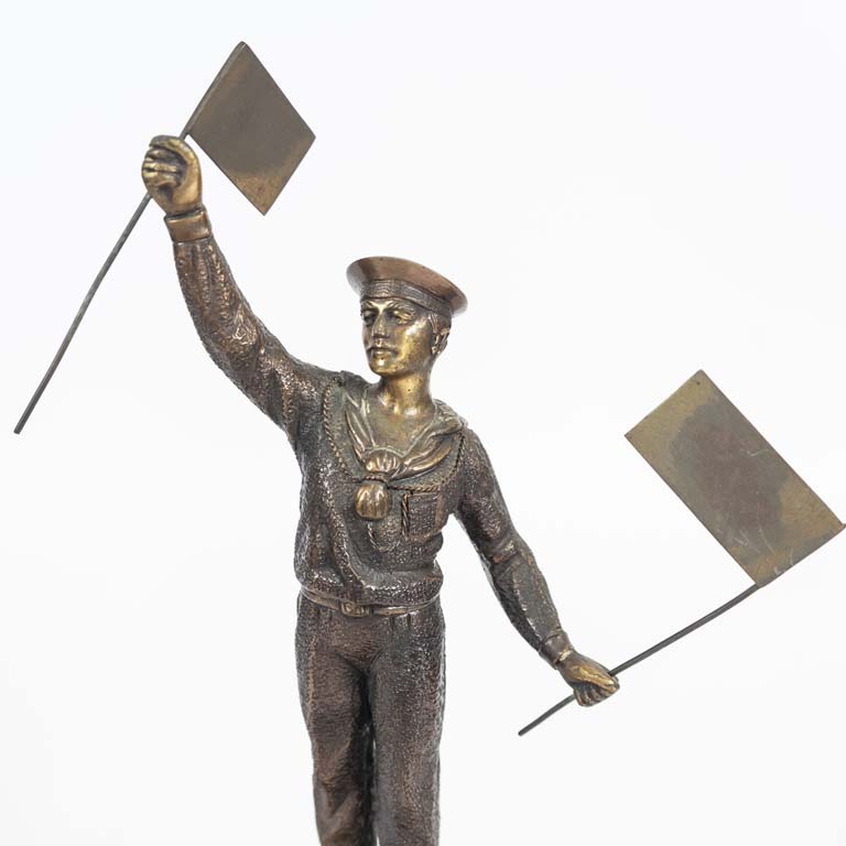 Figura de marinero en bronce con base de madera - imagen 2