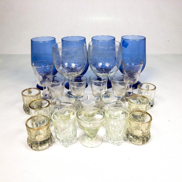 Lote de Cristalería: Copas Azules y Vasos Pequeños con Bordes Dorados - imagen 1