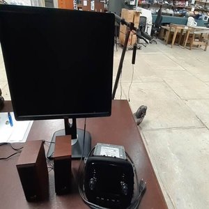 Lote anterior: Lote de 4 Artículos Electrónicos: Parlantes, Monitor y Radio