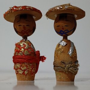 2 Muñecas Kokeshi Japonesas Creativas de Madera con Sombreros Kasa - imagen 3