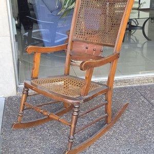 Mecedora Antigua de Madera con Detalles - imagen 1