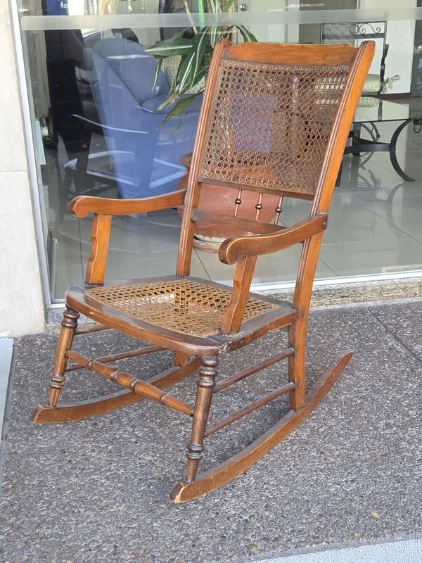 Mecedora Antigua de Madera con Detalles