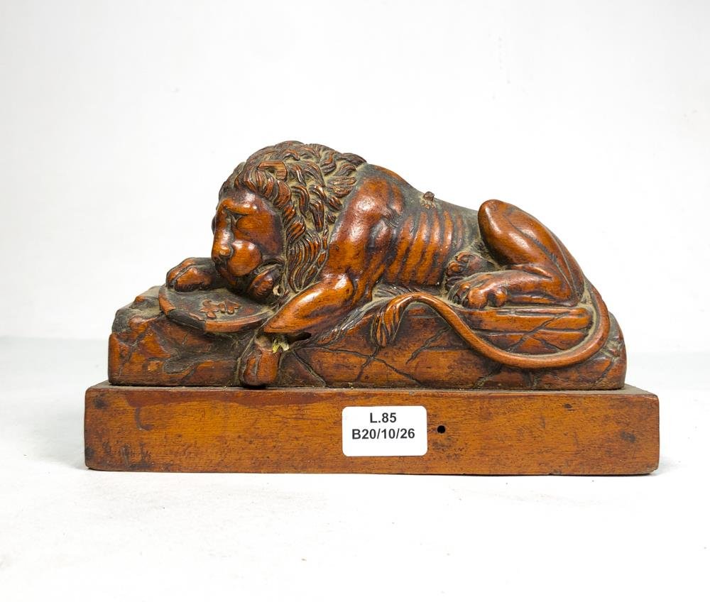 Figura de León Recostado en Madera Tallada