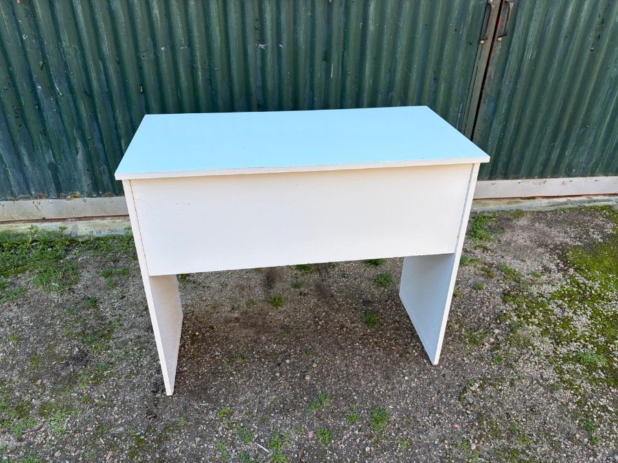 Escritorio blanco de madera en buen estado
