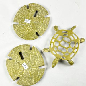 Tres Posafuentes de Bronce: Tortuga y Dos Diseños Geométricos - imagen 2