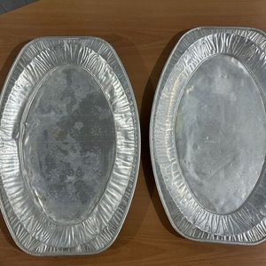 Lote de 5 Bandejas Ovaladas: Peltre/Platino, Plástico y Metal Grabado - imagen 7
