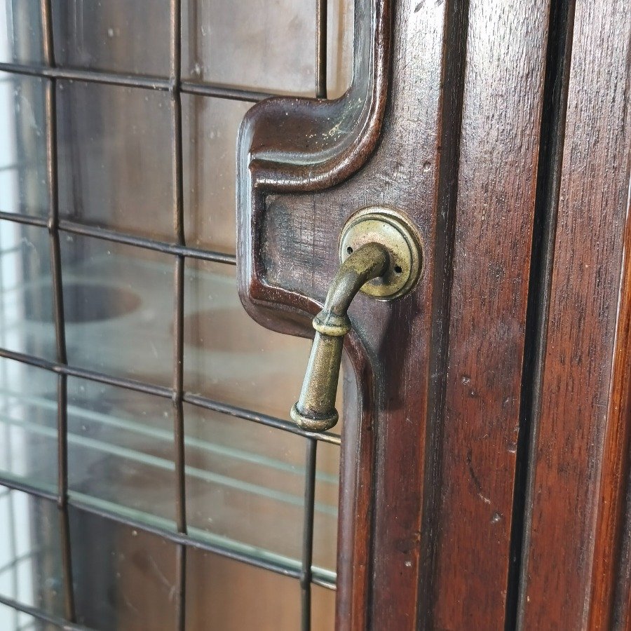Muebles de Madera con Puertas de Vidrio y Estructura de Madera - imagen 6