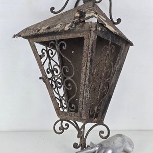 Lote siguiente: Antiguo Farol de Pared en Hierro Forjado con Detalles Ornamentales