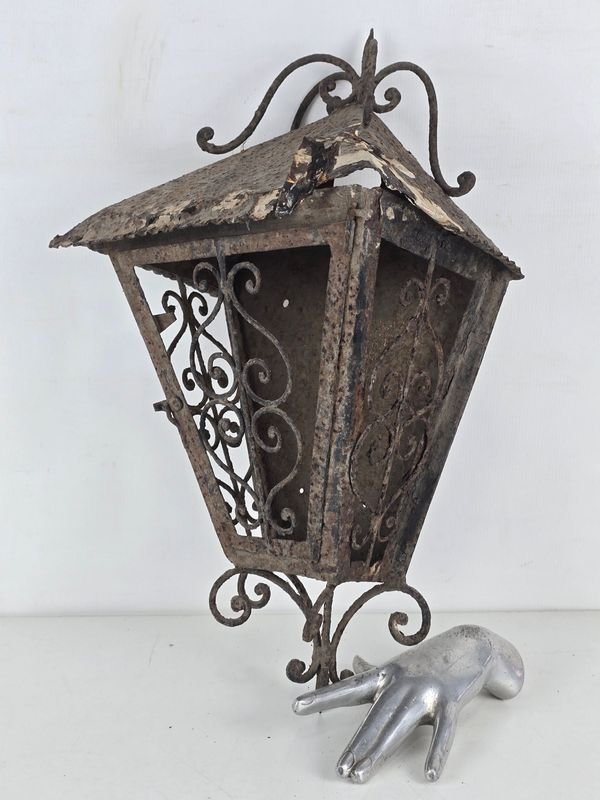 Antiguo Farol de Pared en Hierro Forjado con Detalles Ornamentales