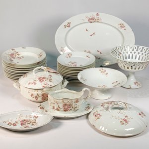 Lote anterior: Veintisiete piezas de porcelana Limoges con decoración floral