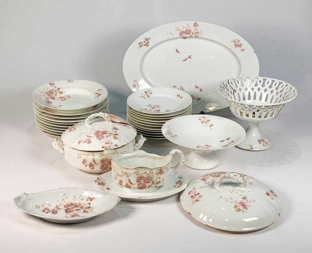 Veintisiete piezas de porcelana Limoges con decoración floral
