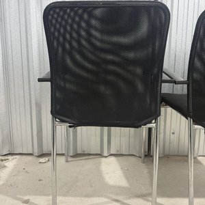 Par de Sillas de Oficina/Sala con Estructura Cromada y Tapizado Negro - imagen 5