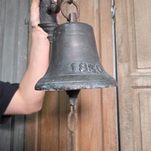 Campana Antigua de Bronce con Soporte y Cadena, Fechada 1830 - imagen 2
