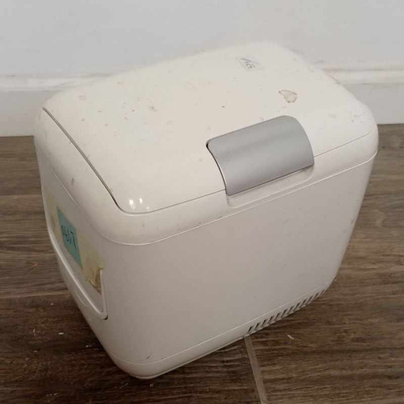 Pequeña heladera para auto en buen estado estético - imagen 3
