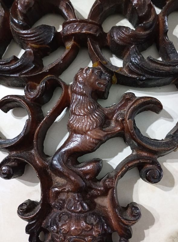 Adorno de pared en madera con León monárquico tallado - imagen 2