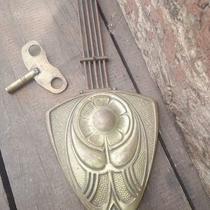 Péndulo y Llave de Cuerda para Reloj de Pared Antiguo Art Nouveau - imagen 1