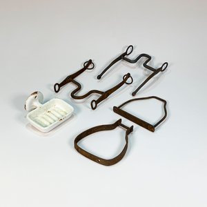 Lote siguiente: Jabonera Esmaltada de Tren y Conjunto de Herradura para Caballo