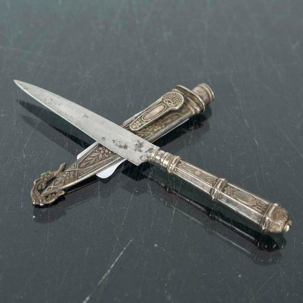 Cuchillo de Plata con Vaina Decorada