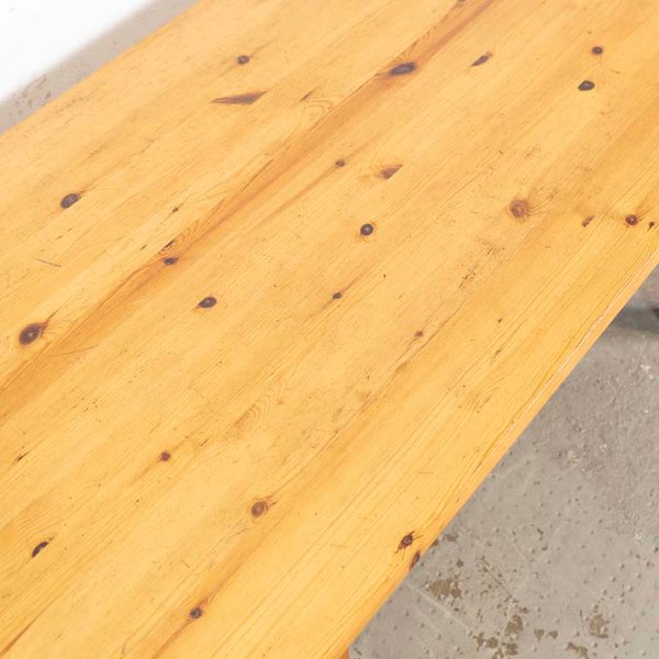 Mesa ratona en pino con estante. Detalles en el lustre. - imagen 2