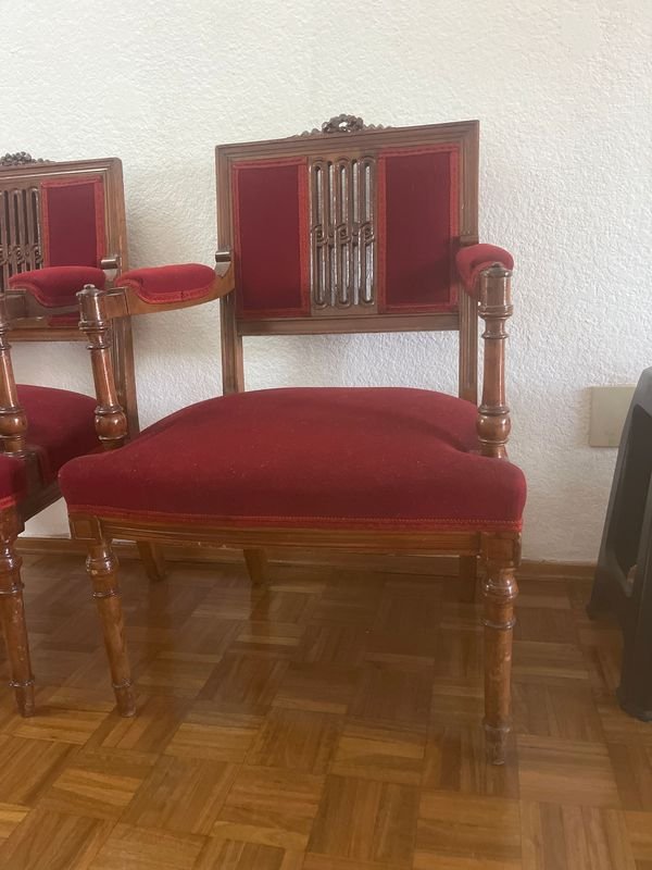 Lote anterior: Pareja de sillas estilo renacentista