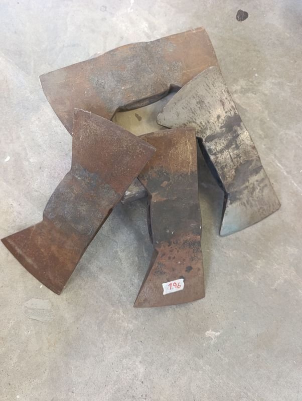 Lote siguiente: Lotes de hachas y piedra de afilar en buen estado