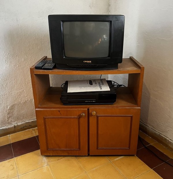 Televisor y Mueble de Madera para Televisión con Accesorios - imagen 1