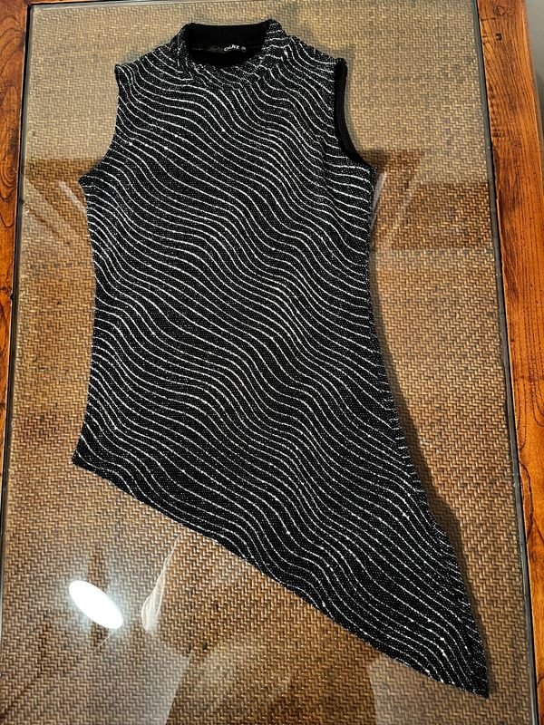 Blusa Negra con Brillos Plateados Talle S Marca Quiz