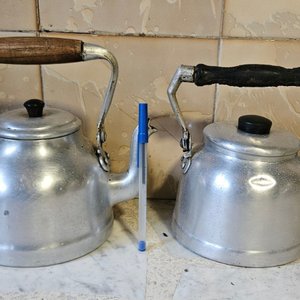 Lote siguiente: Dos Cafeteras de Aluminio y Posa Fuente de Hierro con Gallo