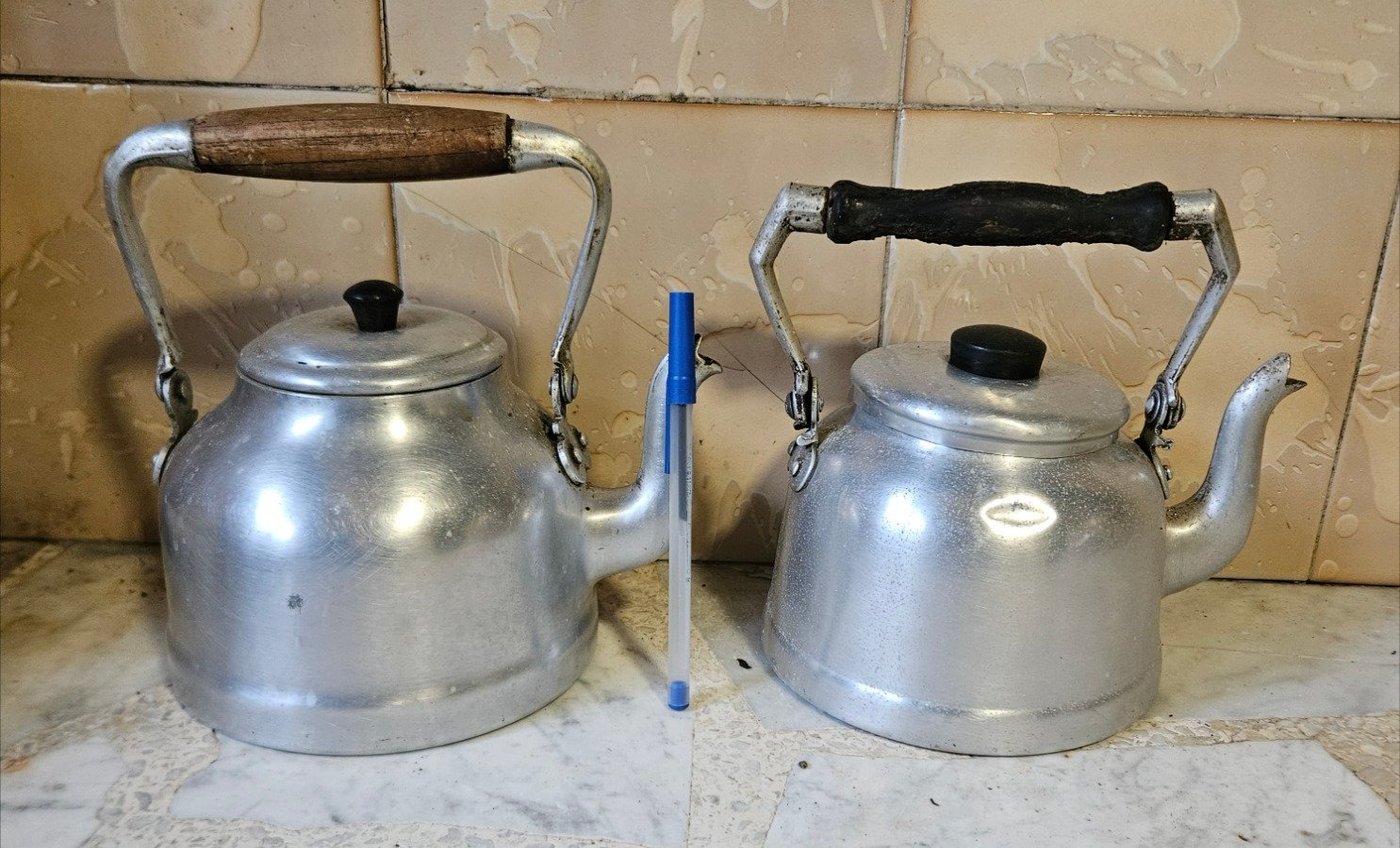 Dos Cafeteras de Aluminio y Posa Fuente de Hierro con Gallo