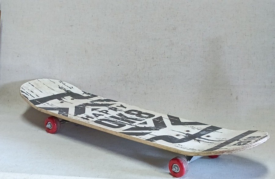 Lote anterior: Patineta con diseños en letras negras