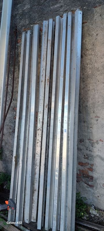 Lote anterior: Pile de barras de hierro largas y gruesas