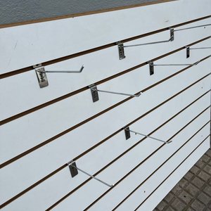 Panel Ranurado Blanco para Exhibición con Ganchos - imagen 3