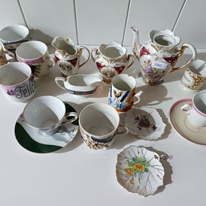Juego de té incompleto: Tazas, platillos y lechera de diversas procedencias - imagen 1