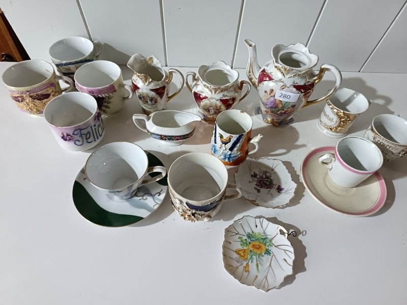 Juego de té incompleto: Tazas, platillos y lechera de diversas procedencias