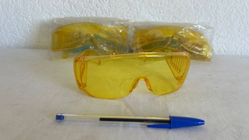 Lentes de protección y escritorio