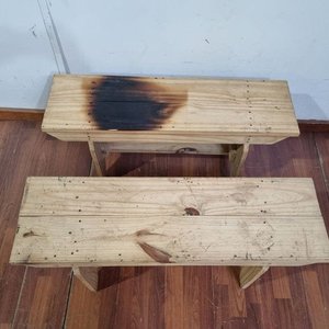 Banquetas de Madera Clara con Quemadura Visible - imagen 2