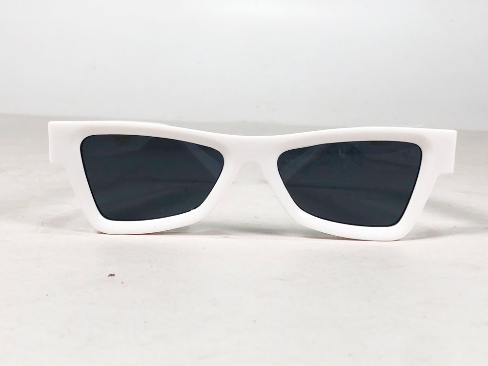 Lote siguiente: Lentes de sol para dama o caballero blanco