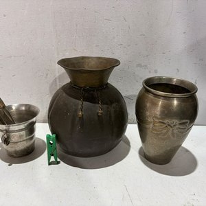 Lote anterior: Florero de Bronce y Cubo Metálico con Pinza