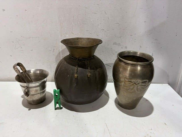Florero de Bronce y Cubo Metálico con Pinza