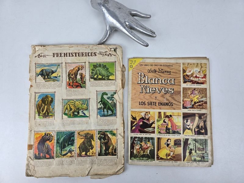 2 Álbumes Antiguos de Figuritas Completos: "Blancanieves y los Siete Enanitos" y "Prehistóricos y Vertebrados"