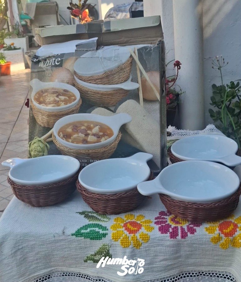 Lote 87 4 Cuencos porcelana y mimbre para cazuela