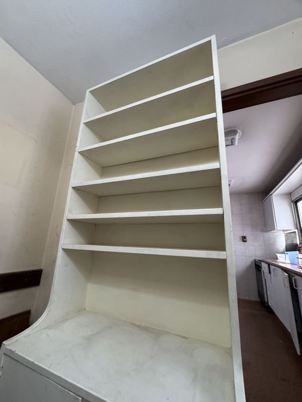 Biblioteca en madera pintada de blanco - imagen 3