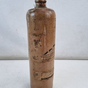 L 484 - 1 Pieza - Antigua botella holandesa de gres de la firma 'Erven Lucas Bols' de Amsterdam, con su grabado en relieve (Medidas 28 cm de alto) - imagen 1