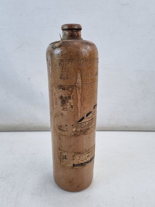 L 484 - 1 Pieza - Antigua botella holandesa de gres de la firma 'Erven Lucas Bols' de Amsterdam, con su grabado en relieve (Medidas 28 cm de alto)